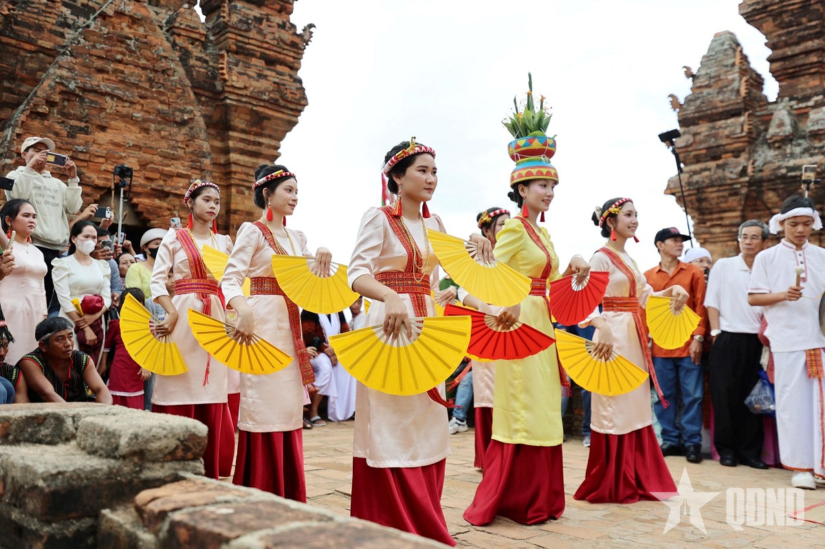 Rộn ràng không gian lễ hội Katê